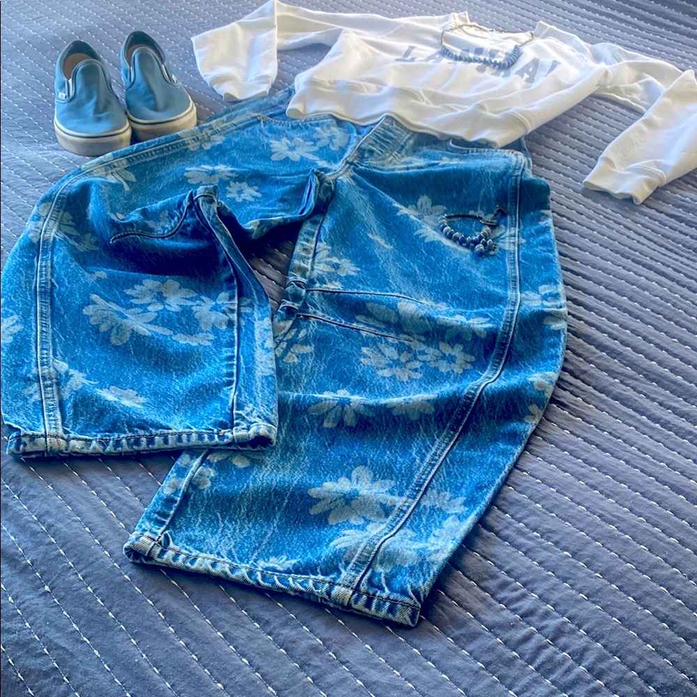 We The Free Blue RARE Barrel Jeans with flowers! 🌺 🌼🌸🌻🌷Super hard to find!